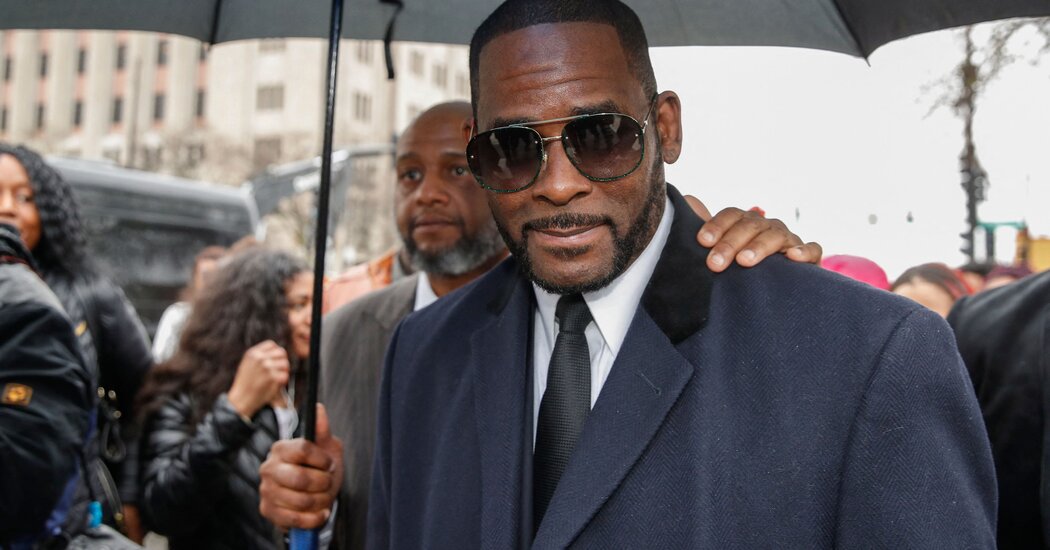 Une femme témoigne que R. Kelly l’a agressée sexuellement en vidéo quand elle avait 14 ans
