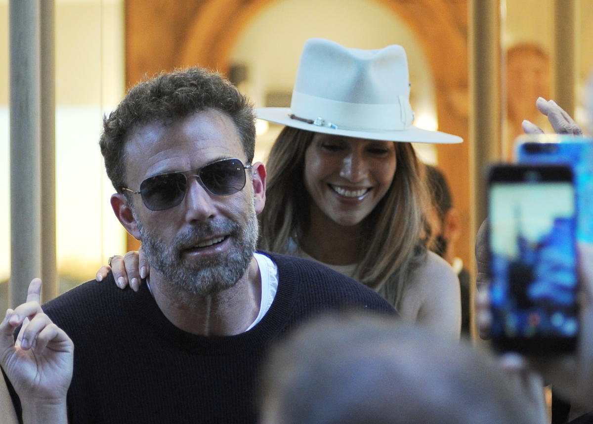 Voir Jennifer Lopez faire la sérénade à Ben Affleck lors de leur mariage alors qu’ils sont en lune de miel en Italie