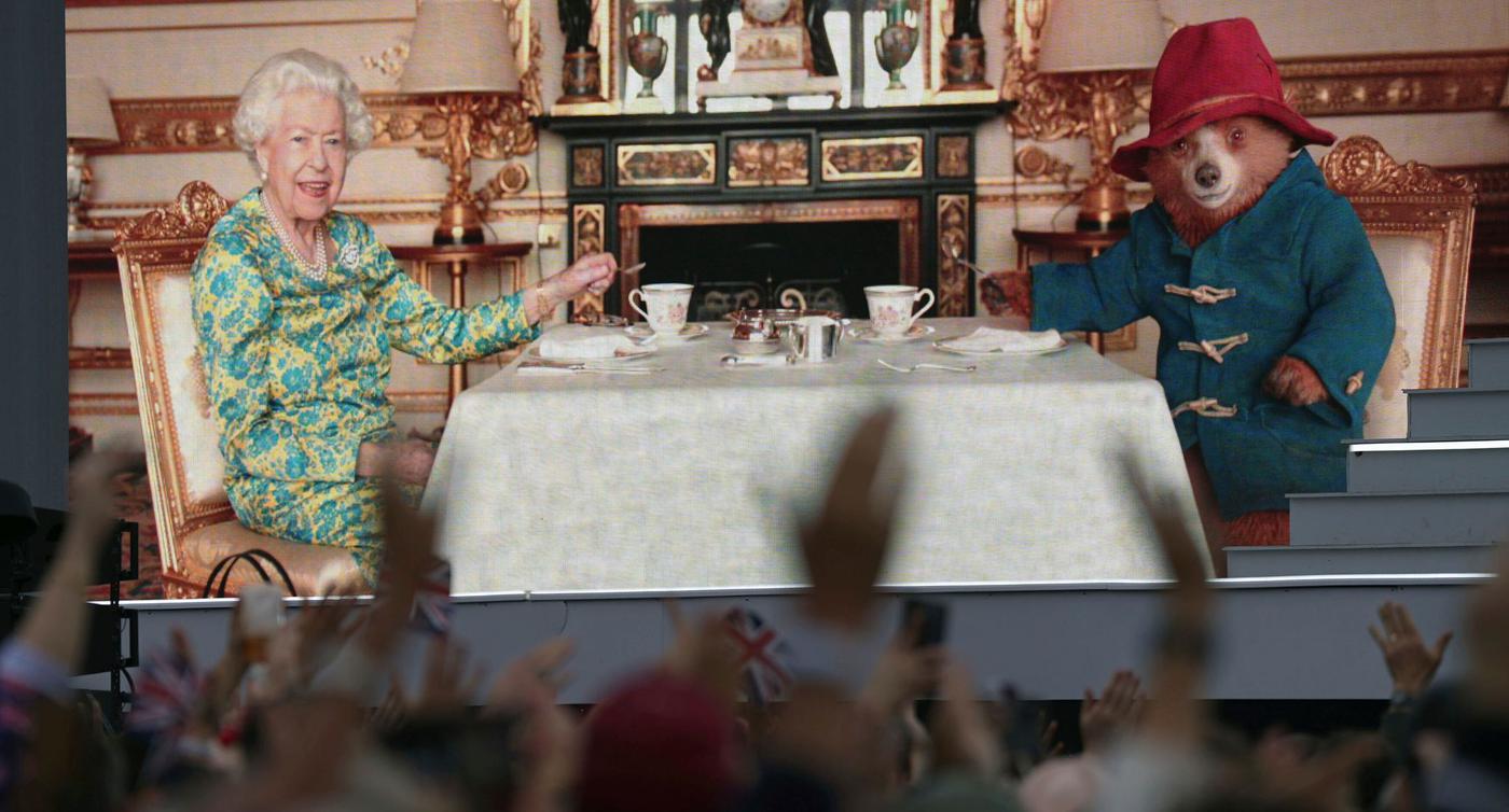 Netflix, cinéma, clips et punk : The Queen dans la pop culture - BNN - Badische Latest News