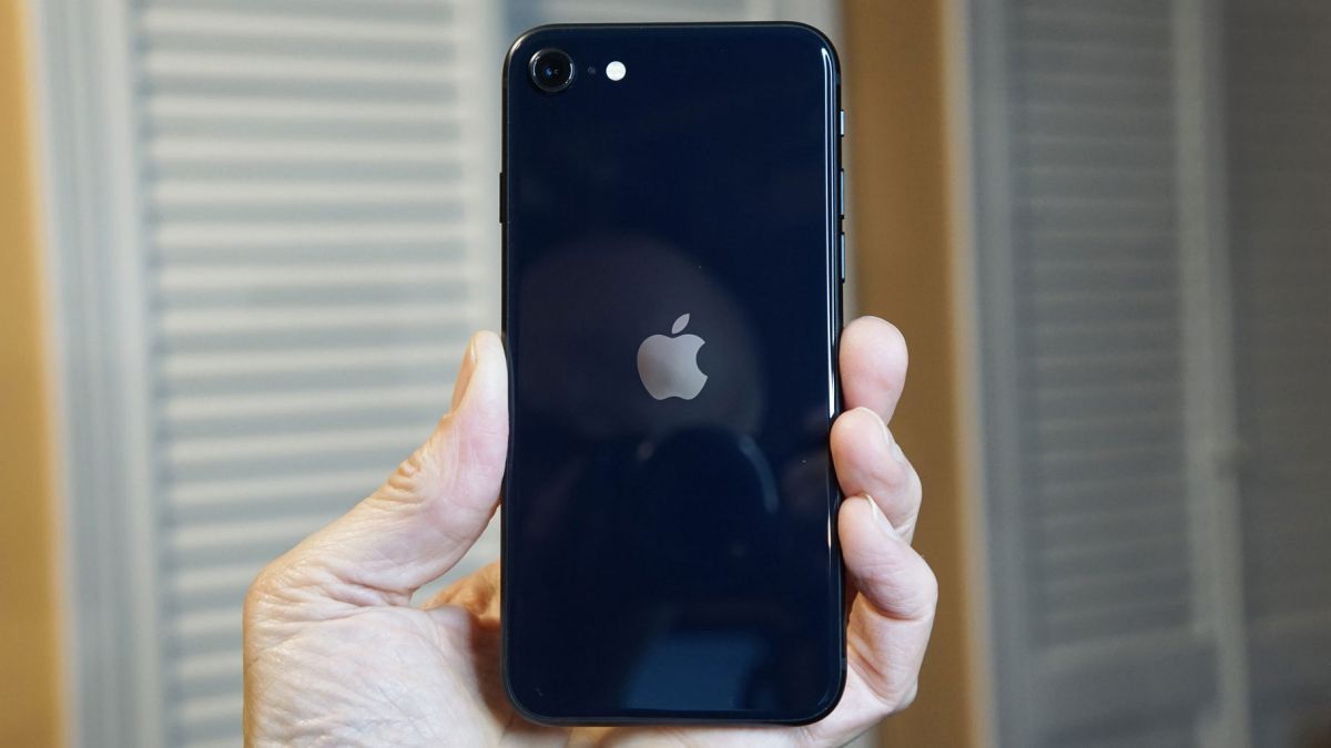 An iPhone SE 2022 from the back, in someone