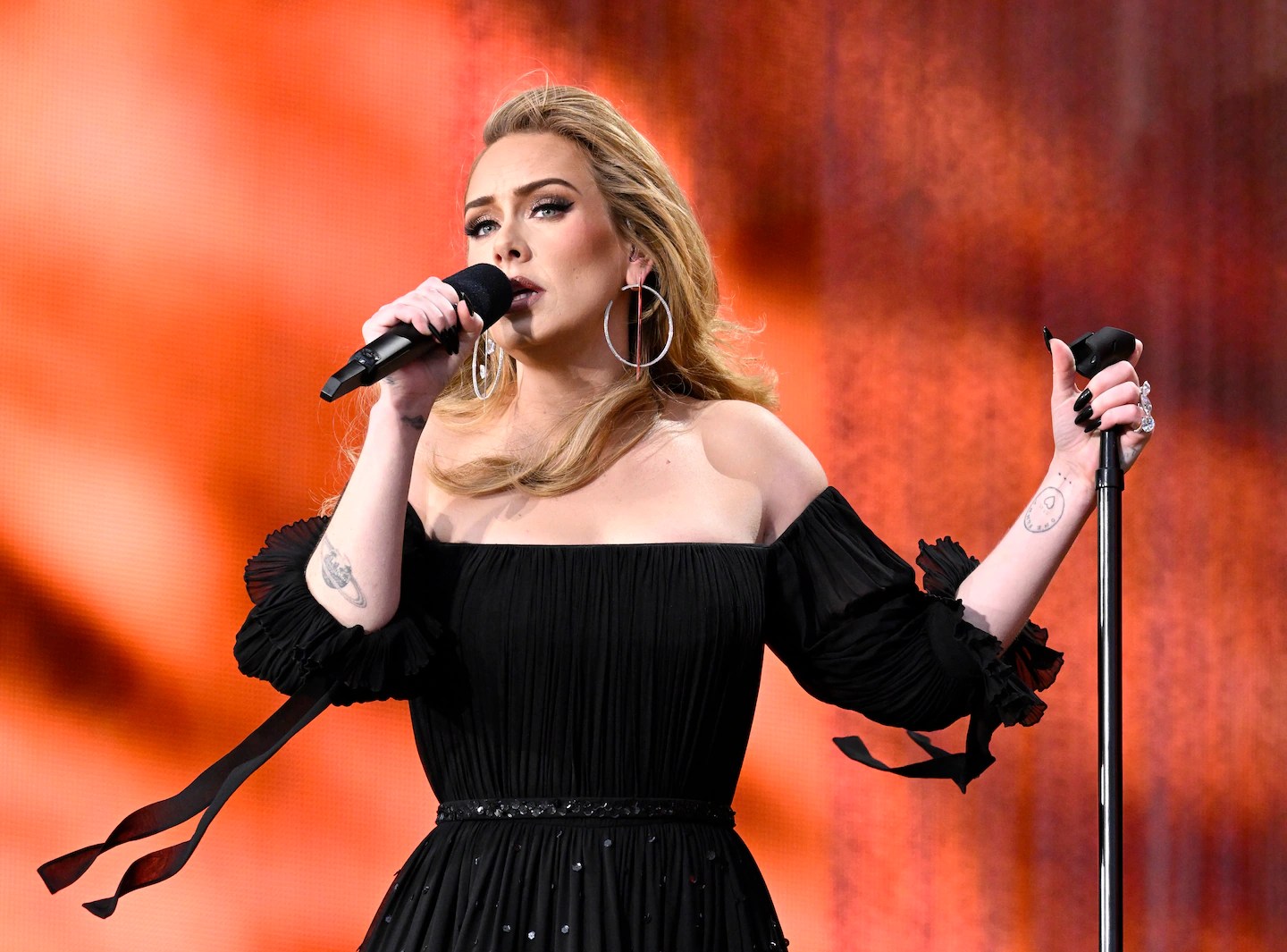 Adele se rapproche du club des gagnants d’EGOT avec Emmy pour l’émission spéciale « One Night Only »