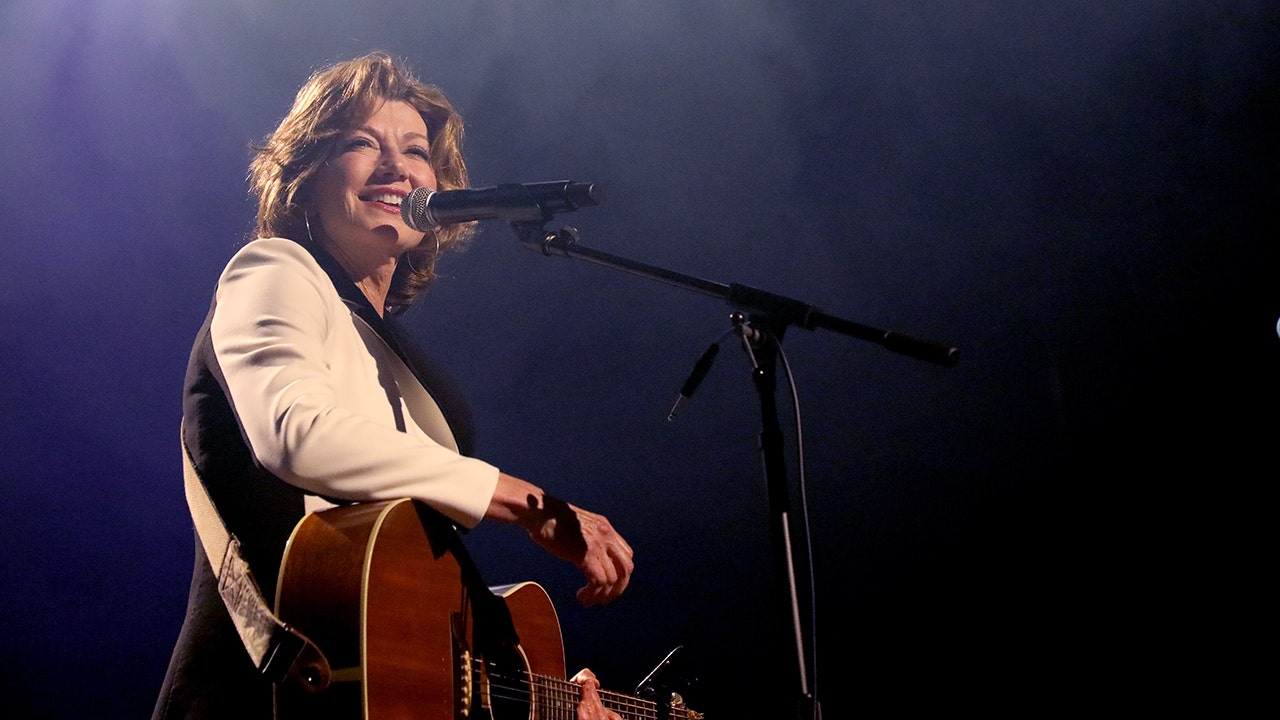Amy Grant remercie les fans pour leur soutien après un grave accident de vélo et révèle qu’elle créera de la nouvelle musique