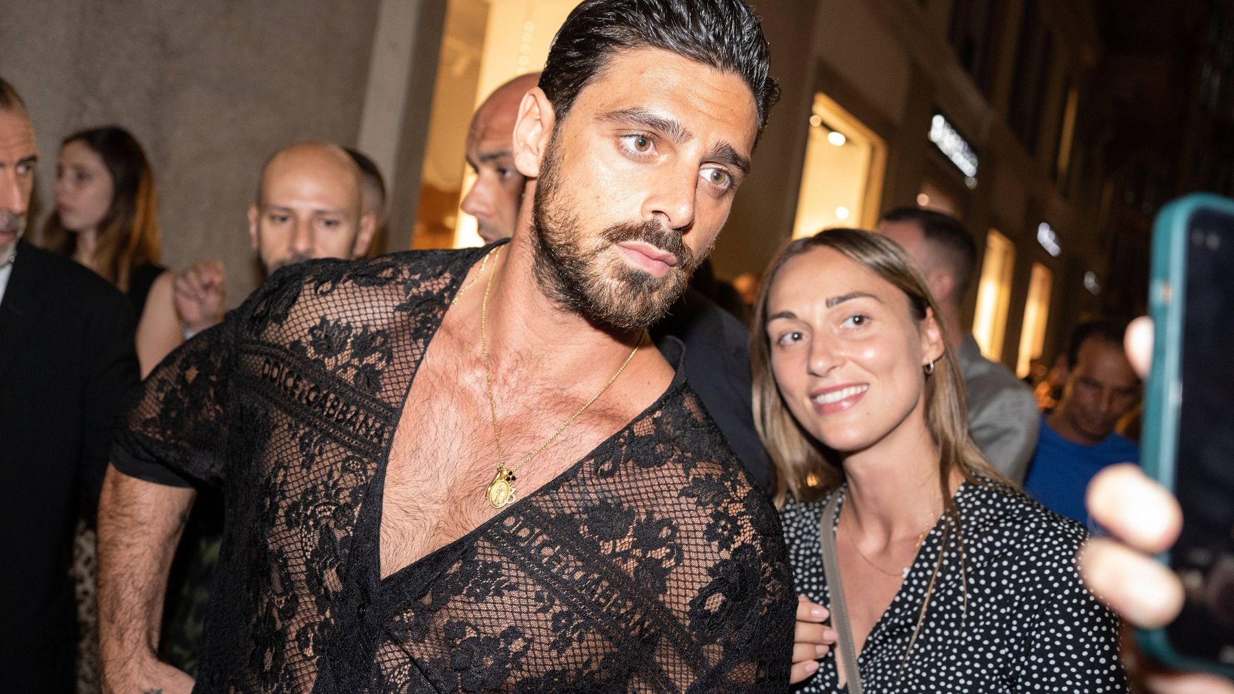 Chaos à Düsseldorf : la star de Netflix Michele Morrone présente ses excuses aux fans