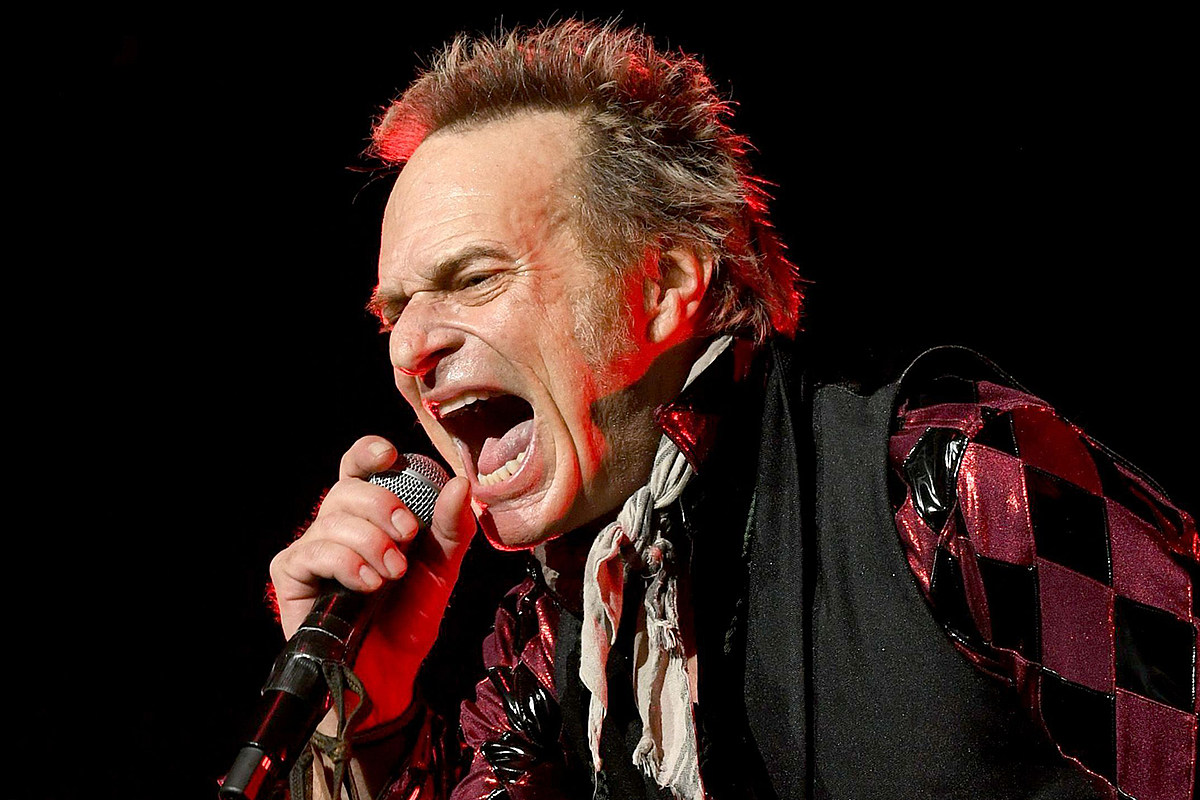 David Lee Roth réenregistre « Panama » en 14 chansons, session de deux heures