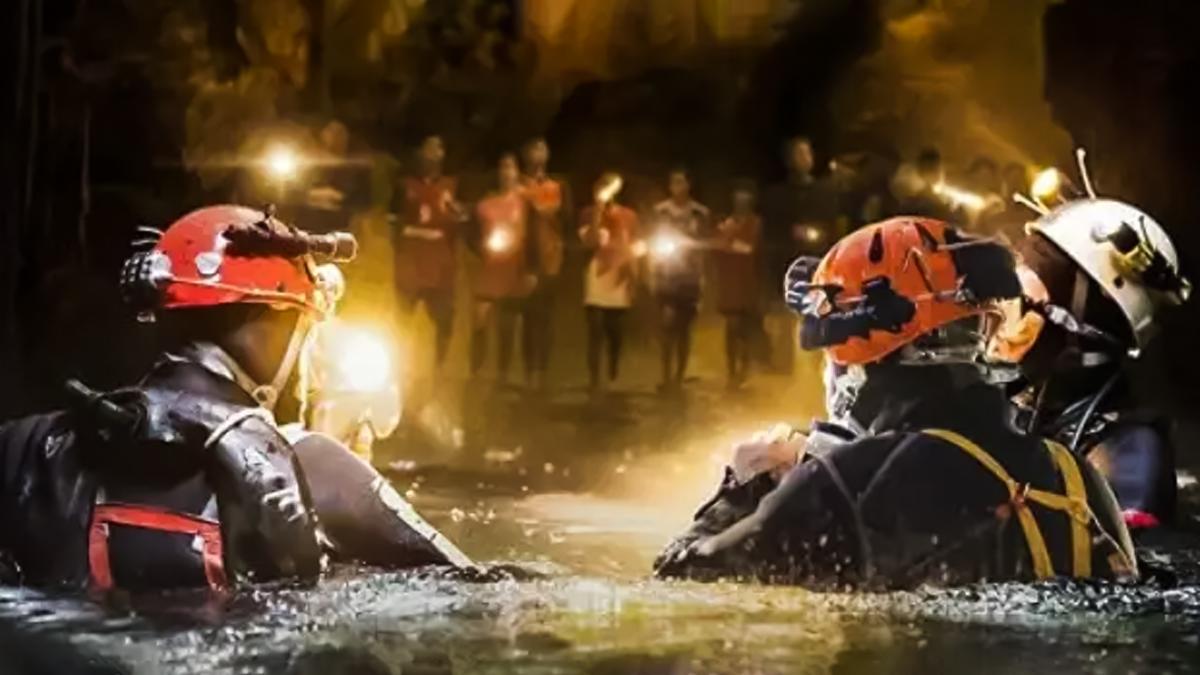Deux façons de dire la même chose : Netflix et Prime Video racontent le sauvetage dramatique de 2018 - Consoles de jeux