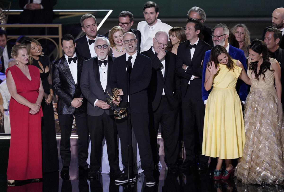 Emmy Awards 2022 : la nuit noire de Netflix qui a ouvert un carrefour pour l'avenir du streaming - Yahoo Style