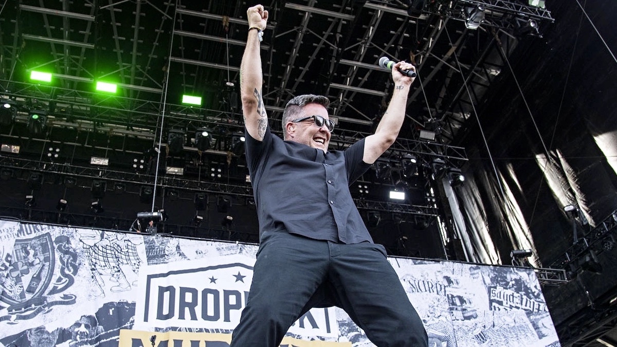 Ken Casey de Dropkick Murphys lance une diatribe épique contre les milliardaires avides et les négateurs des élections: regardez