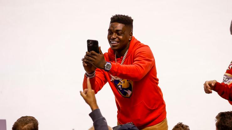 Kodak Black se présente avec un fan improbable sur scène à Miami : Regardez