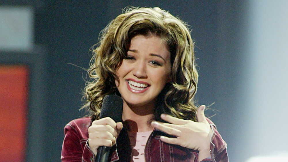 La gagnante d' »American Idol » OG, Kelly Clarkson, partage un message émotionnel célébrant le 20e anniversaire de la victoire