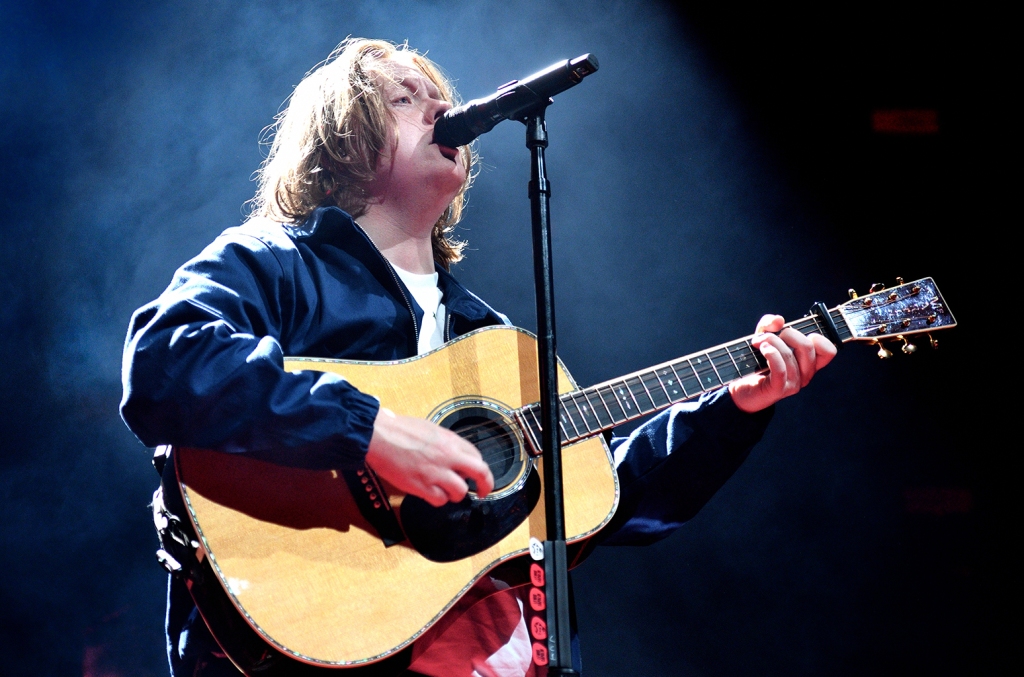 Lewis Capaldi livre une couverture déchirante du «permis de conduire» d'Olivia Rodrigo: diffusez-le maintenant - Billboard