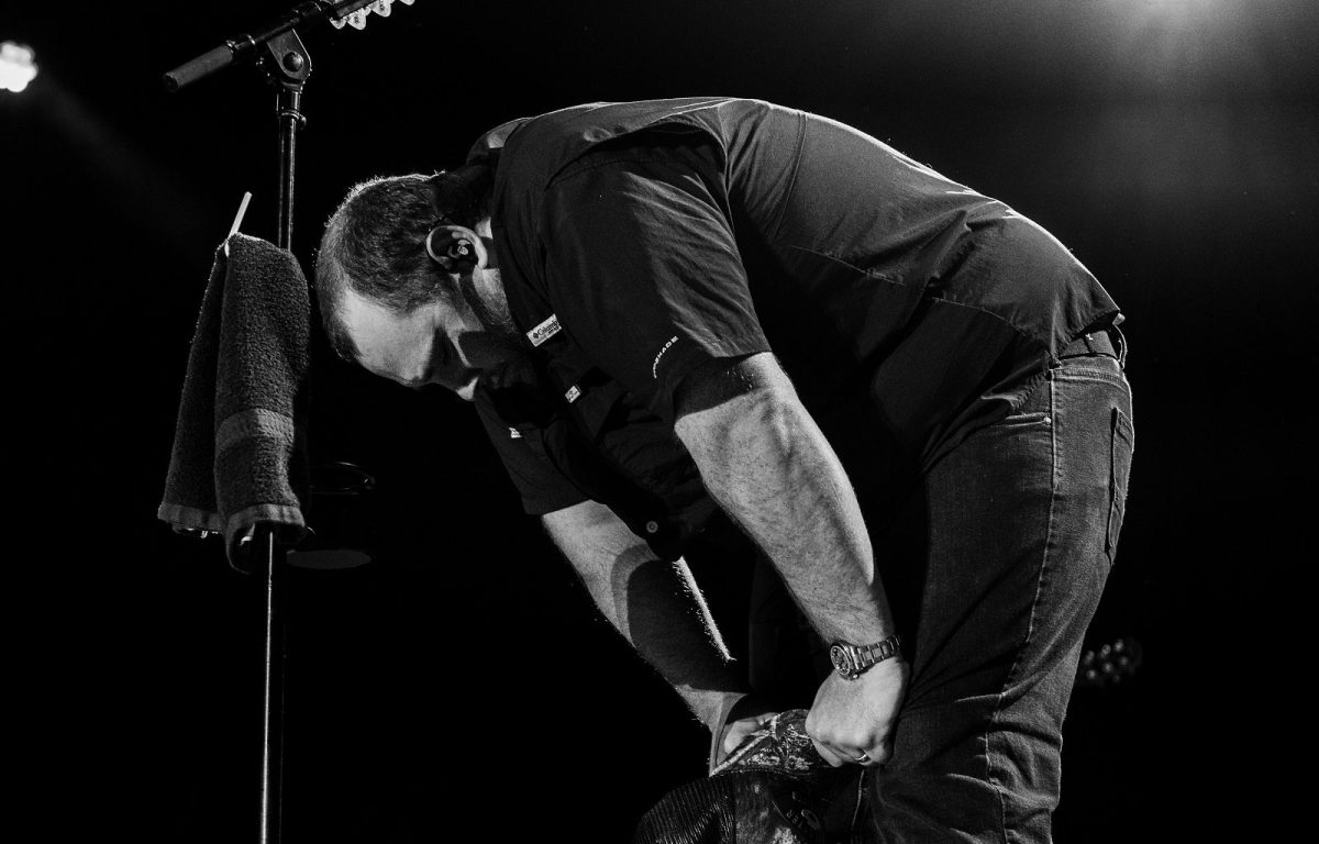 Luke Combs rembourse l’intégralité de son concert en raison d’un problème vocal, mais joue toujours : « Nous allons proposer le meilleur spectacle gratuit possible »