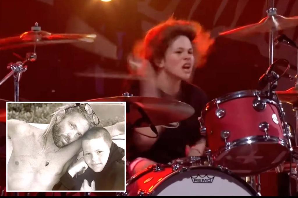 Oliver Shane Hawkins joue de la batterie sur ‘My Hero’ pour honorer le regretté papa Taylor lors de l’hommage aux Foo Fighters