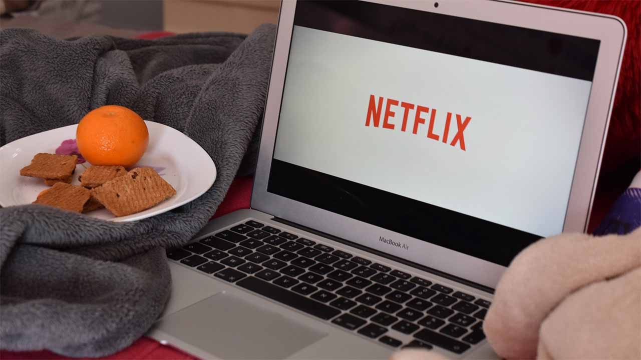 On a découvert comment éviter de passer 30 minutes à choisir quoi regarder sur Netflix : 7 astuces pour taper dans le mille rapidement