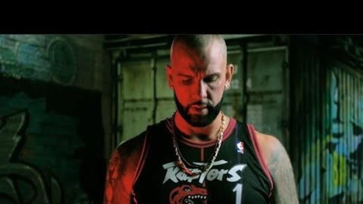 Pat Stay interpole Eminem "Stan" Sur la piste du jeu Diss, "Réchauffer" Exploit.  Kaleb Simmonds