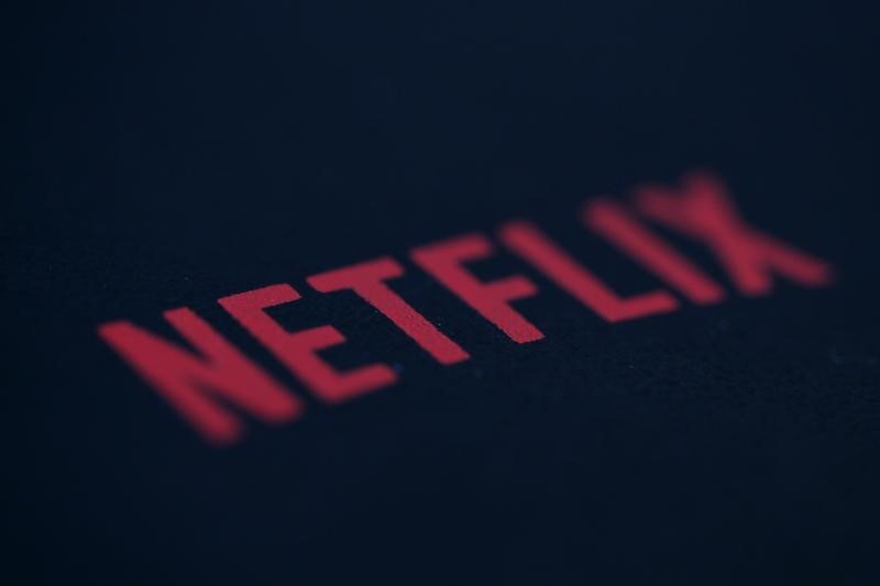 Servicio soportado por anuncios de Netflix aumentará suscriptores: Oppenheimer