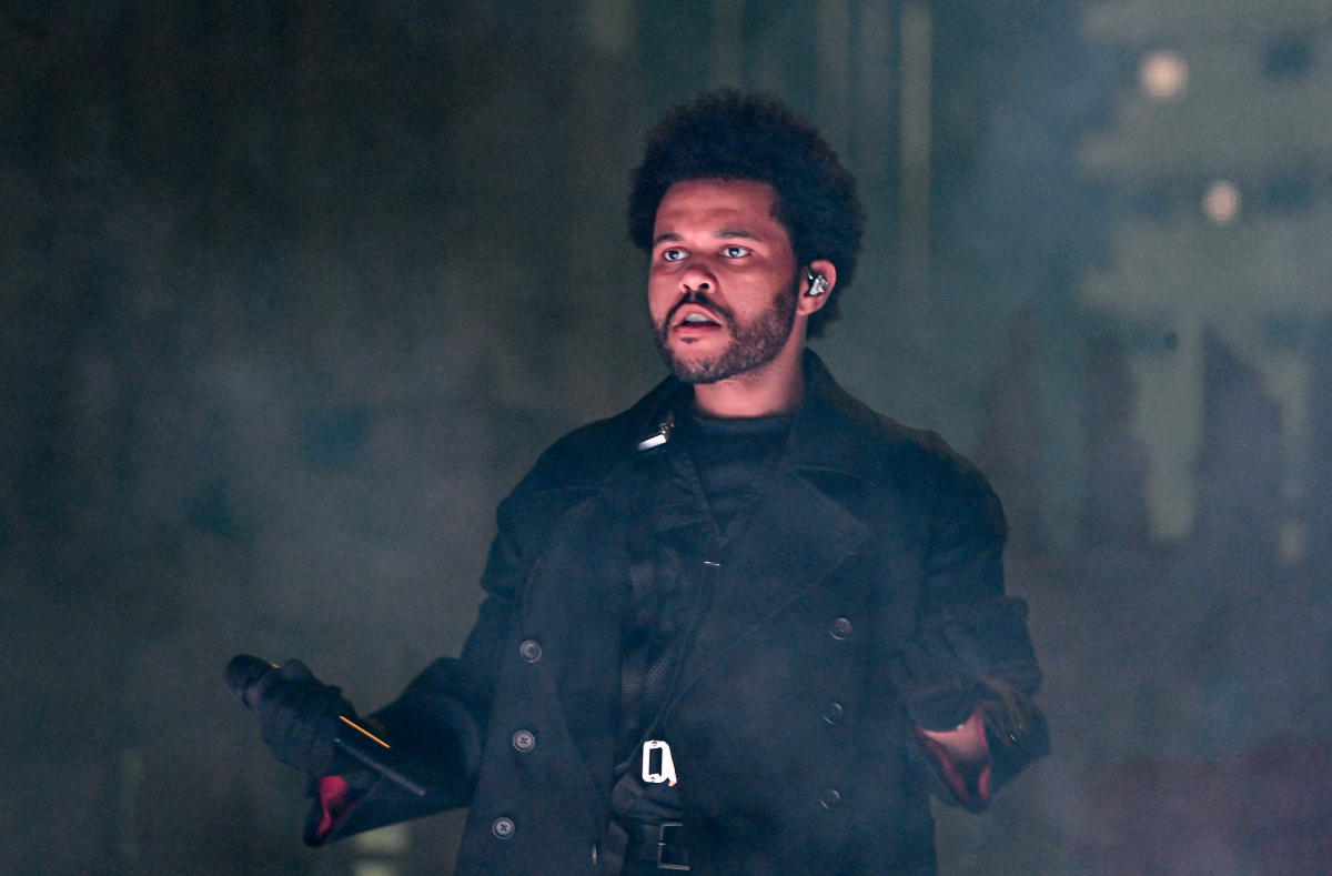 The Weeknd interrompt soudainement son concert à Los Angeles en raison de problèmes vocaux : « Ça me tue »