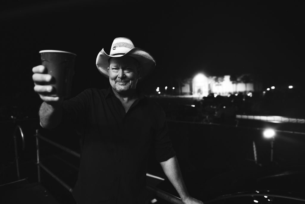 Tracy Lawrence se souvient d’avoir accumulé des milliers de dollars sur l’onglet Bar de son label après que « Sticks And Stones » soit devenu numéro un