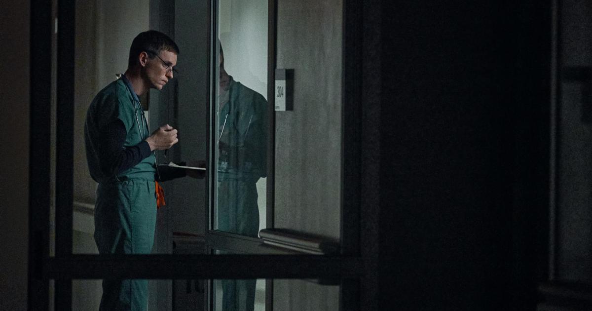 "La bonne infirmière" sur Netflix : Eddie Redmayne en véritable tueur en série - film.at