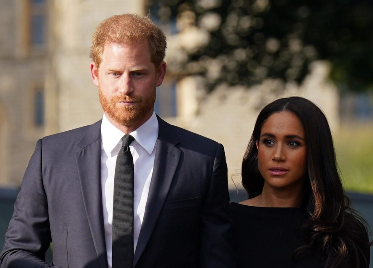 Meghan Markle y el príncipe Harry, los duques de Sussex, tomados de la mano.