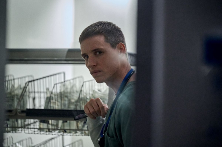 Critique de "L'ange de la mort", terreur à l'hôpital avec Eddie Redmayne et Jessica Chastain