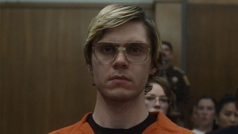 Evan Peters raconte comment il s'est préparé à incarner le tueur en série Jeffrey Dahmer dans la série Netflix