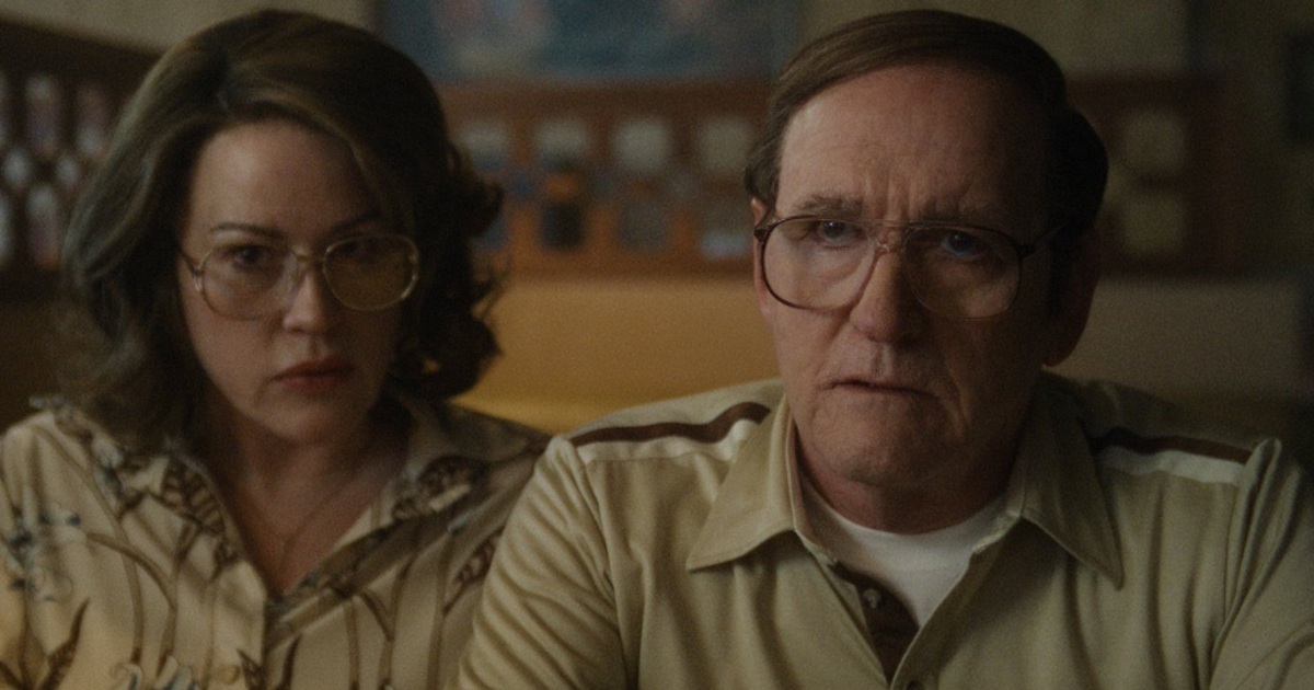 Le père de Jeffrey Dahmer envisage de poursuivre Netflix pour avoir idéalisé les crimes de son fils