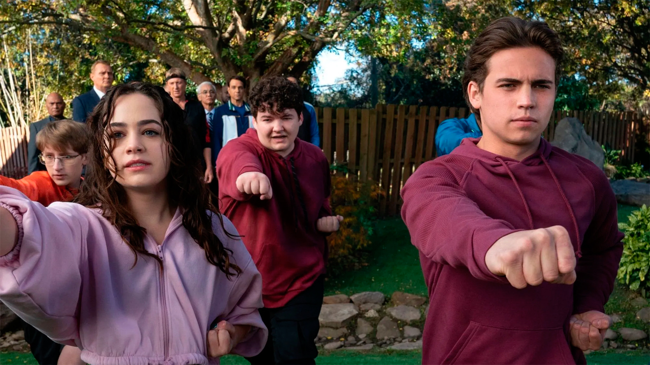 Netflix n'a pas encore renouvelé l'une de ses séries phares et les gens commencent à s'impatienter : que se passe-t-il avec la saison 6 de 'Cobra Kai' ?  - SensaCiné