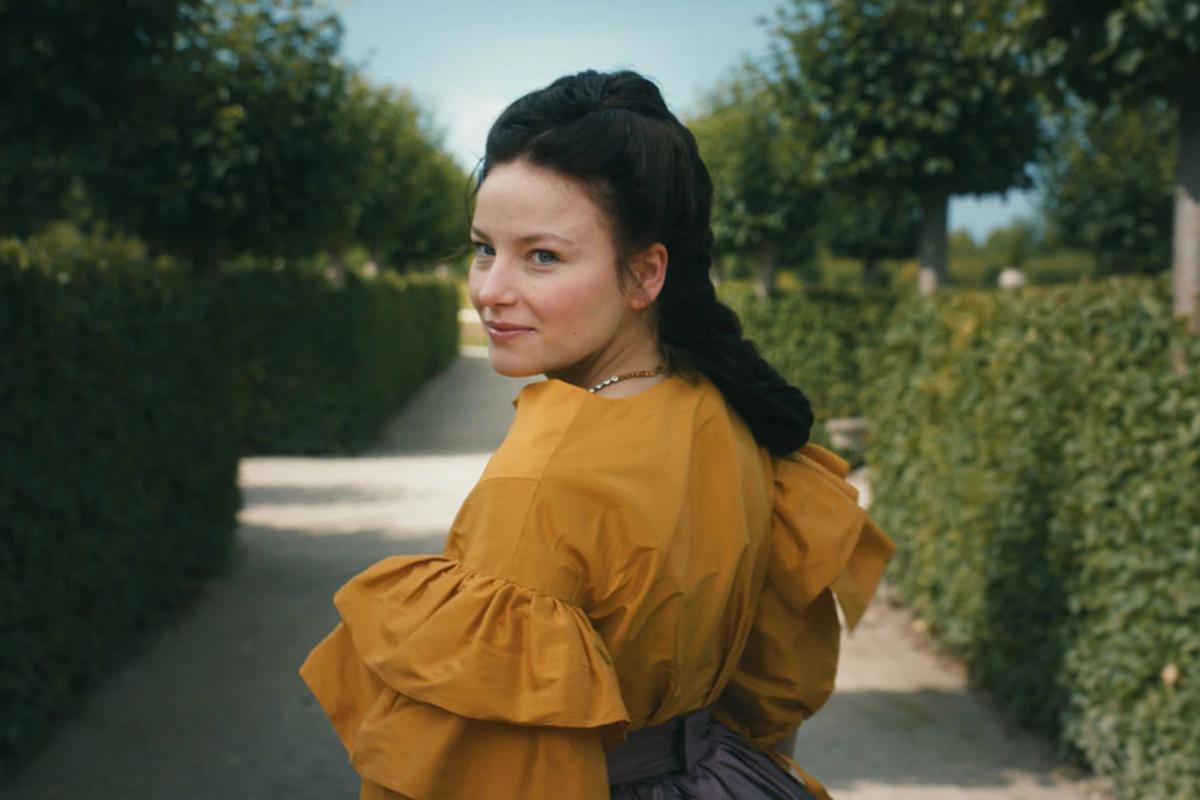The Empress : le nouveau gros pari de Netflix qui raconte la vie scandaleuse de "la reine rebelle" - Yahoo Style