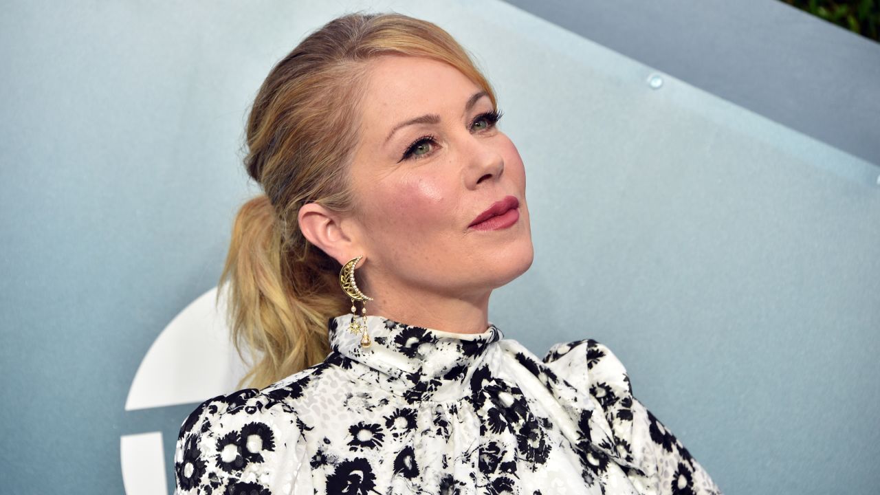 Christina Applegate parle de sa décision de terminer le tournage de la dernière saison de "Dead to Me" après son diagnostic de sclérose en plaques - CNN en Español