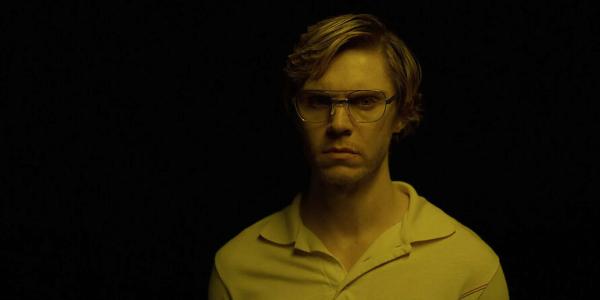 Dahmer devient la troisième série Netflix à dépasser le milliard d'heures regardées - Yahoo Style