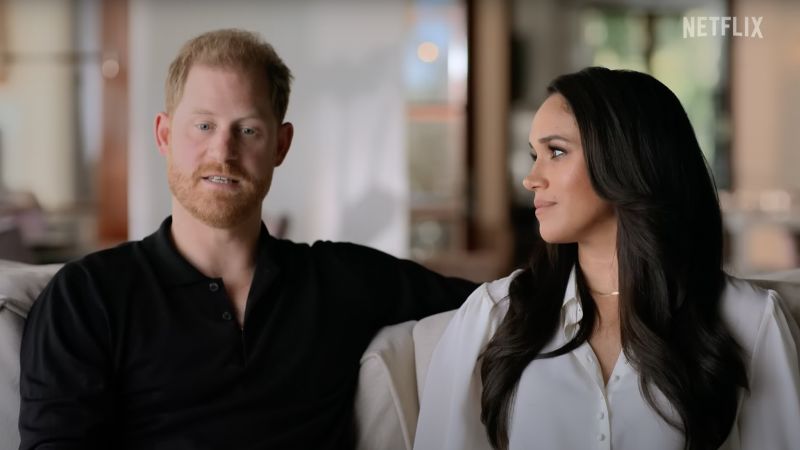 Harry dit dans un documentaire de Netflix que le prince William lui a crié dessus quand il lui a dit qu'ils quittaient leurs rôles dans la famille royale - CNN