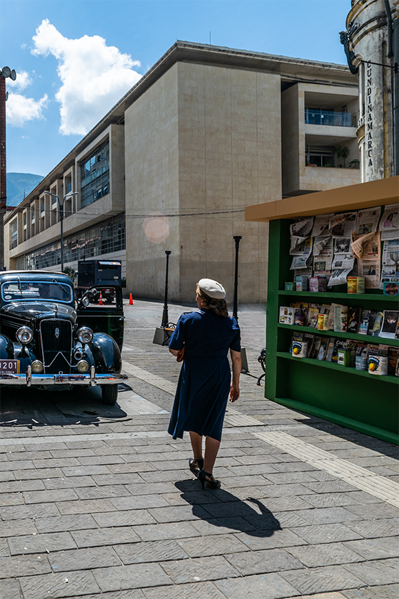 Dama antigua bogotana en la calle 11 con carrera 9 en el centro hist贸rico de Bogot谩