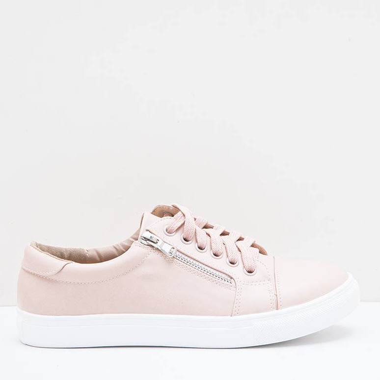 10 Rekomendasi Sneakers Yang Sedang Tren Untuk Para Wanita