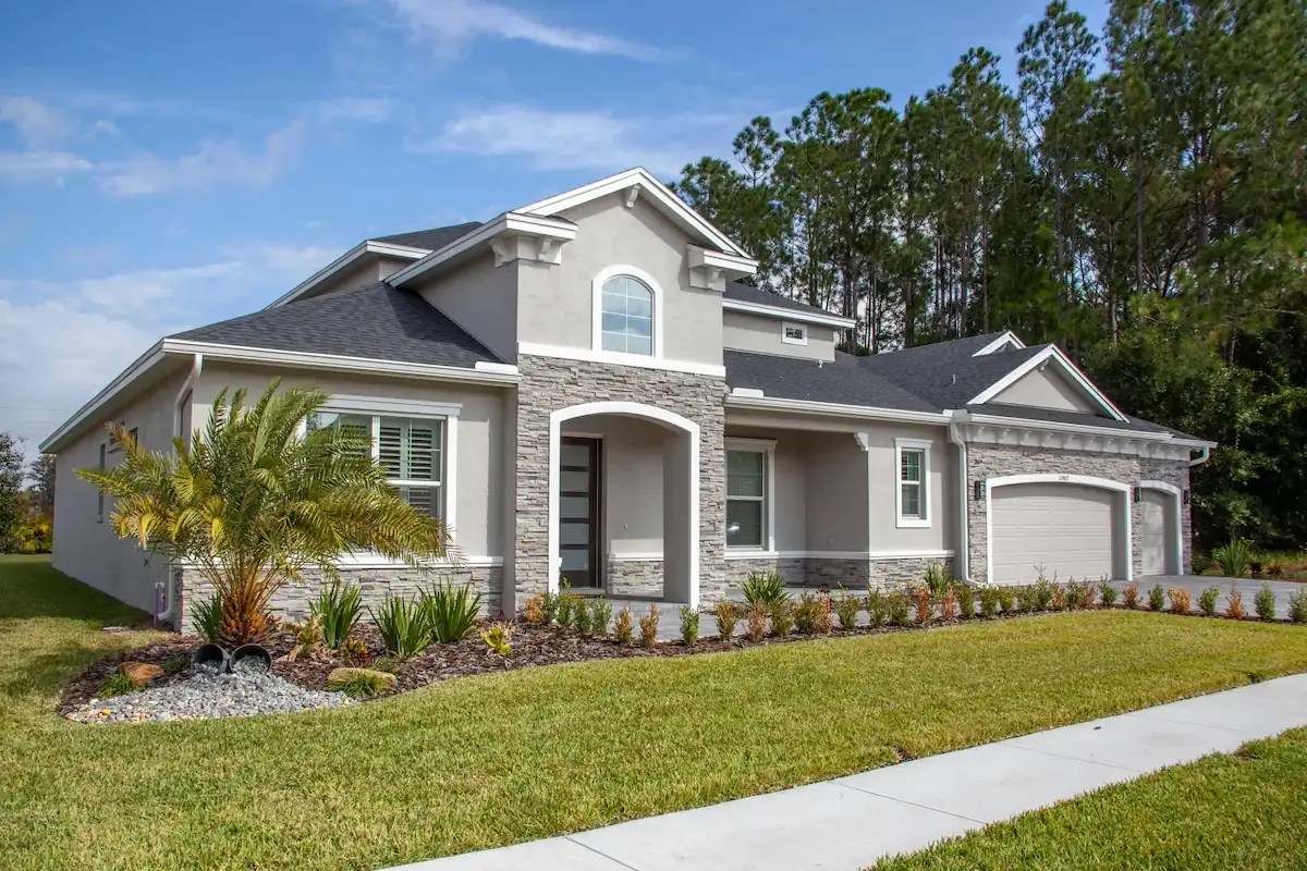 a florida home with a palm tree representing home insurance