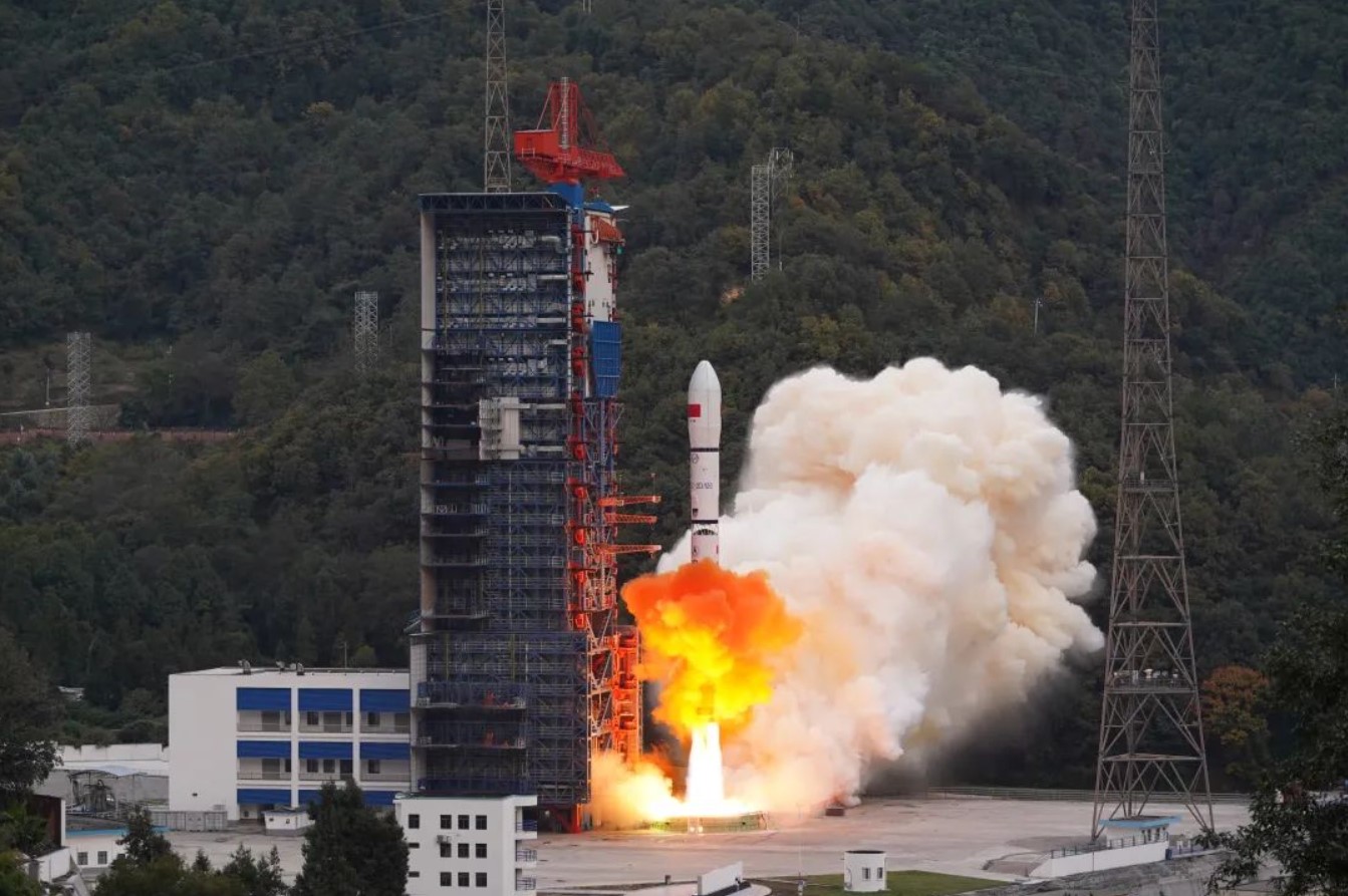 A Long March 2D lifts off from Xichang, Nov. 23, carrying satellite internet test satellites. Credit: Ourspace