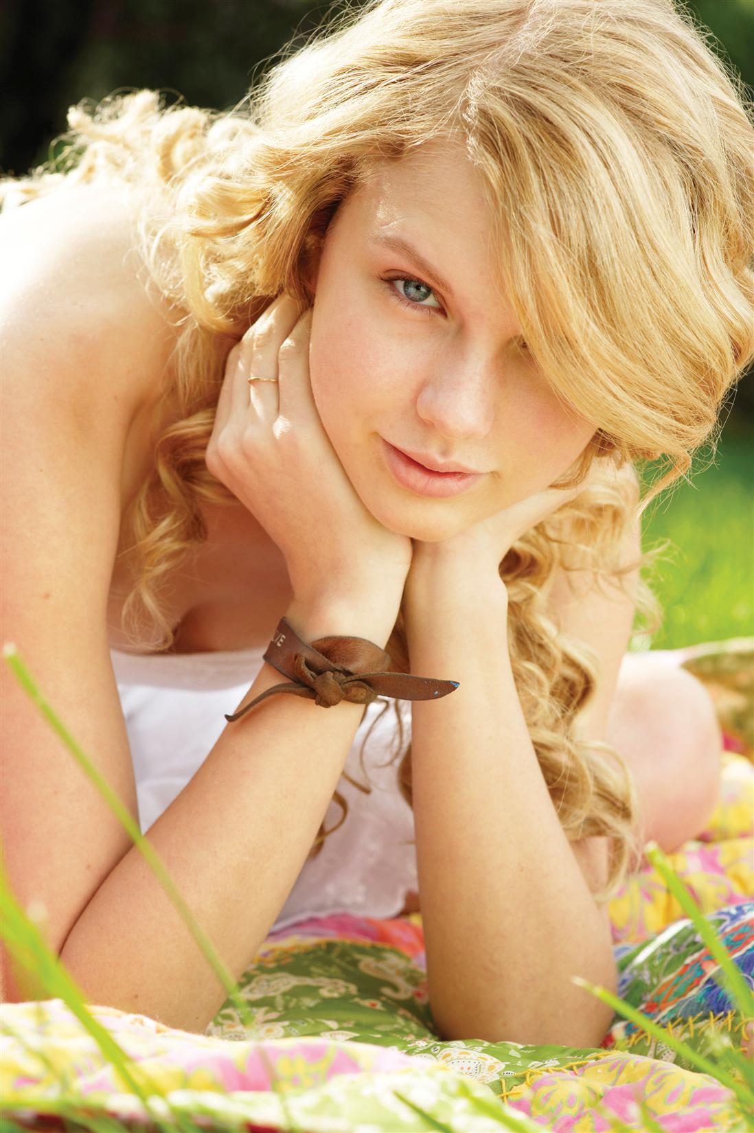 Taylor Swift with no makeup picture 12 of 12