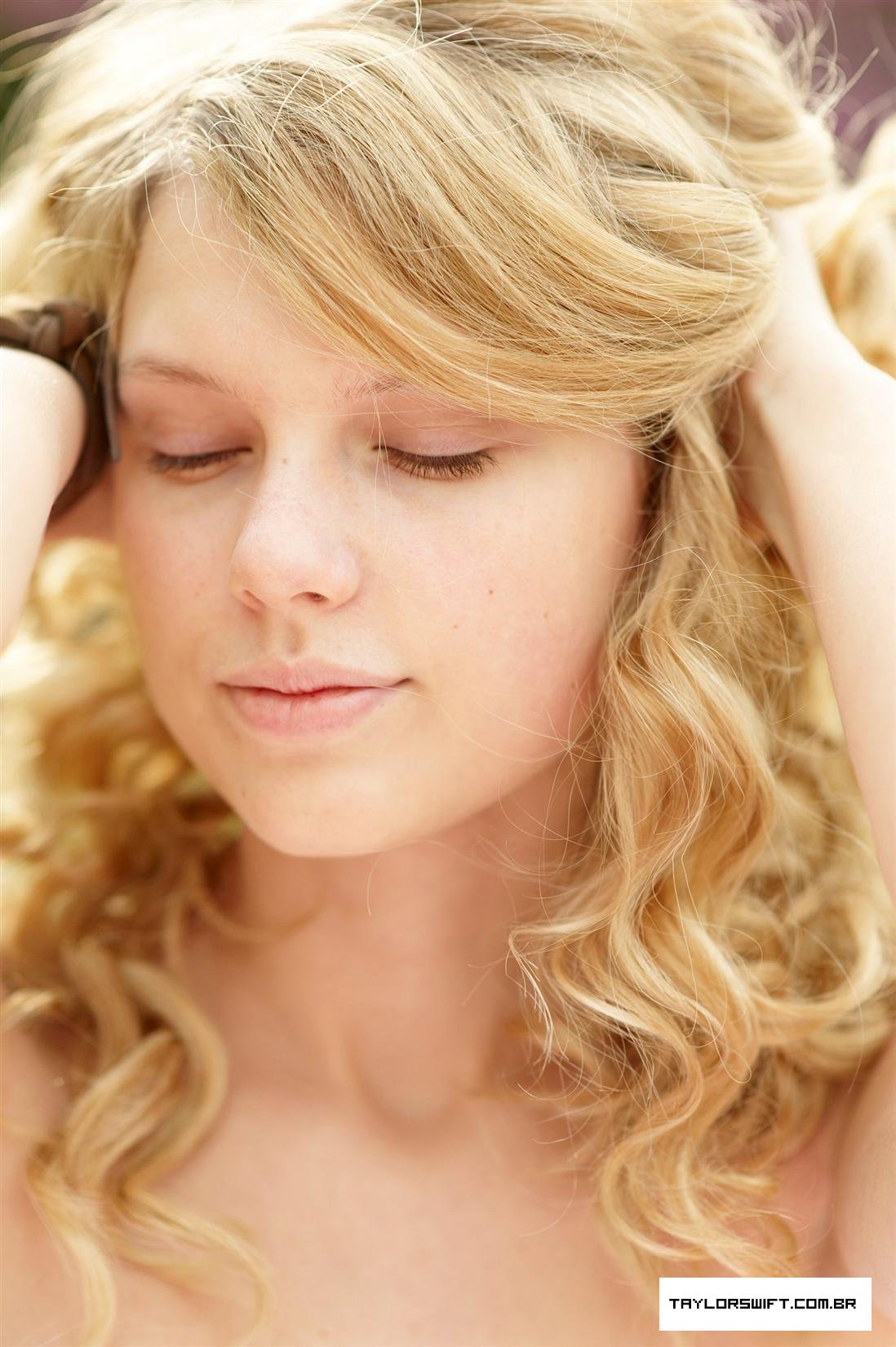 Taylor Swift with no makeup picture 8 of 12