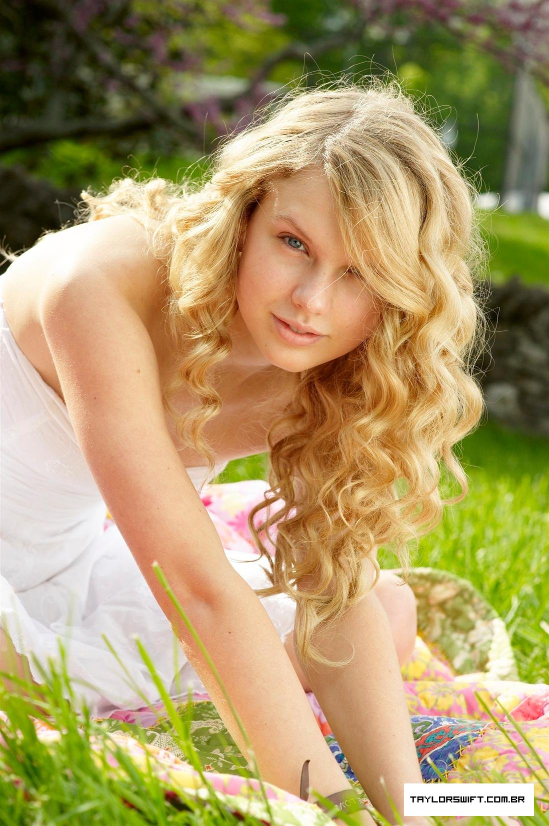 Taylor Swift with no makeup picture 5 of 12
