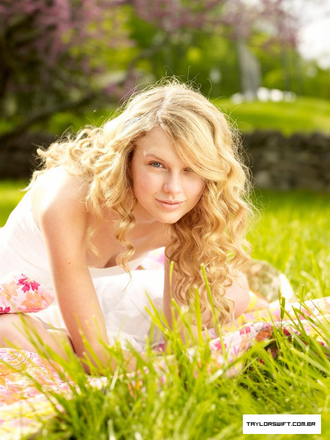 Taylor Swift with no makeup picture 4 of 12
