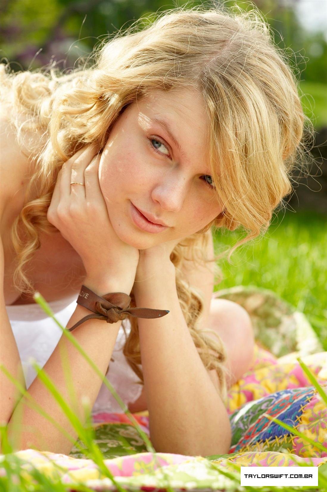 Taylor Swift without makeup picture 3 of 12