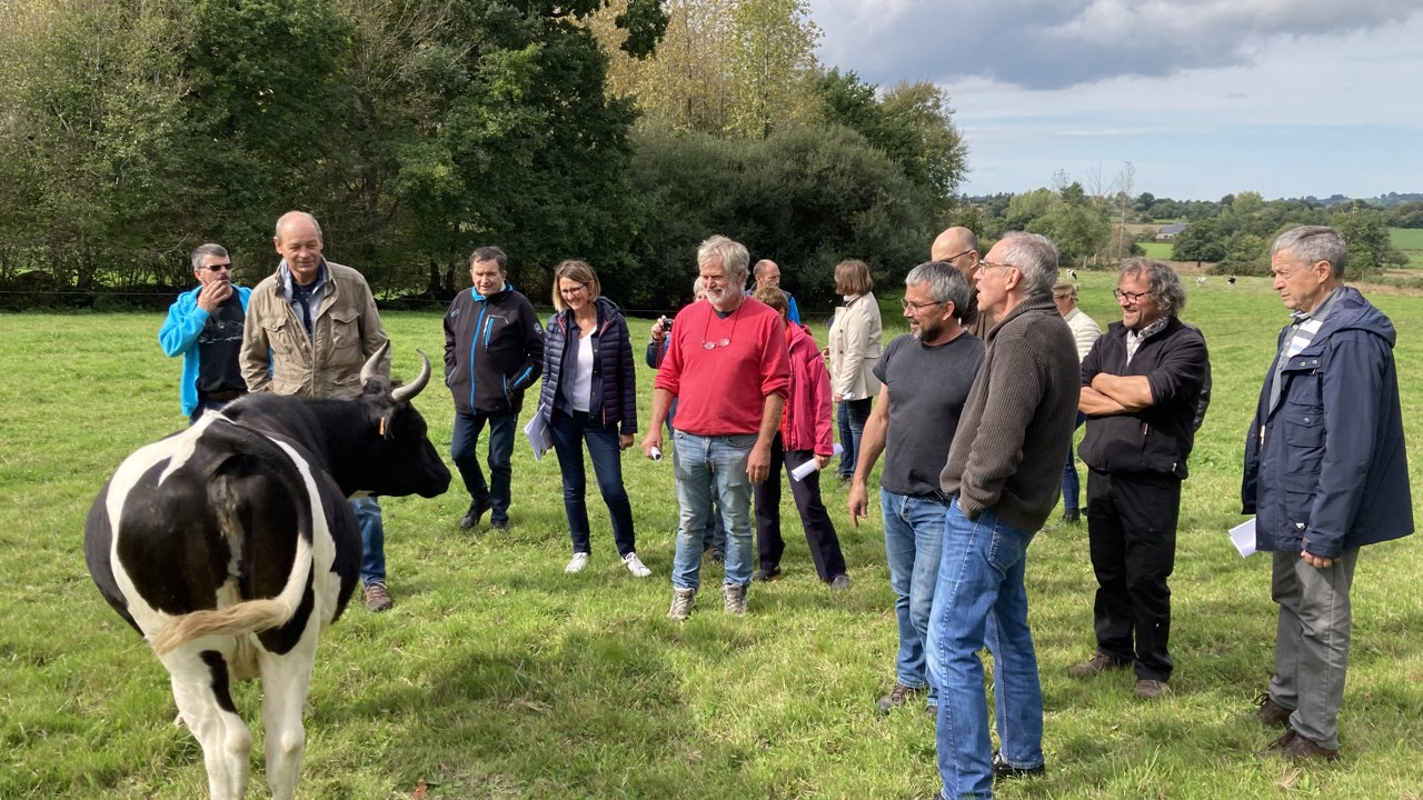 Le préfet (à droite) est allé au champ pour parler agriculture avec ses interlocuteurs de la Confédération paysanne.