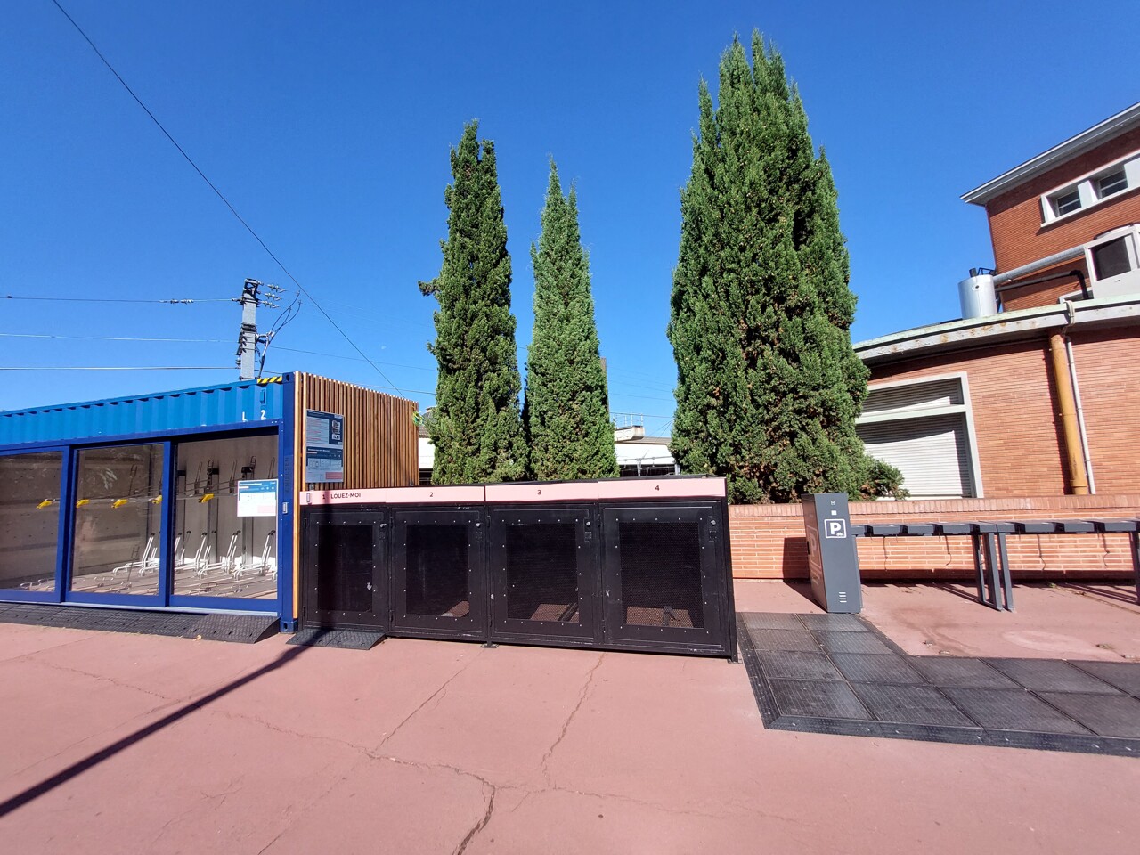 Station sécurisée pour vélos, box pour vélos cargo et bornes de recharge de vélos électriques : le trio qui a fait son apparition à Marengo