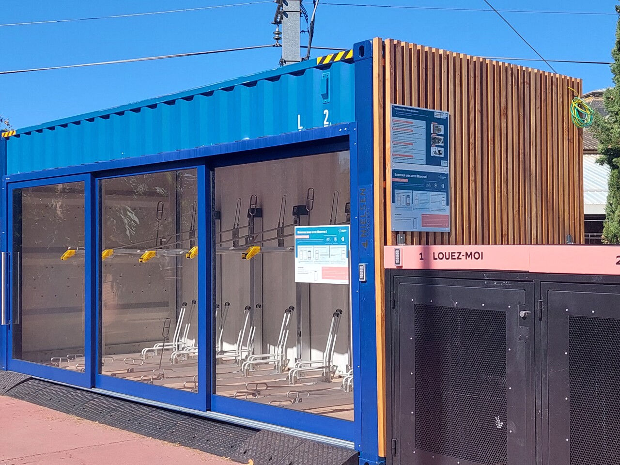 La station de Marengo comporte un conteneur maritime, destiné au stationnement sécurisé pour les vélos des usagers