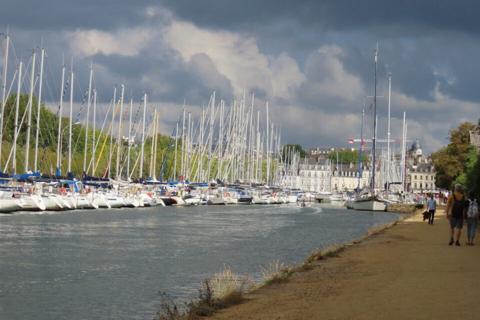Cile gris et nuage menaçant au port de Vannes dans le Morbihan