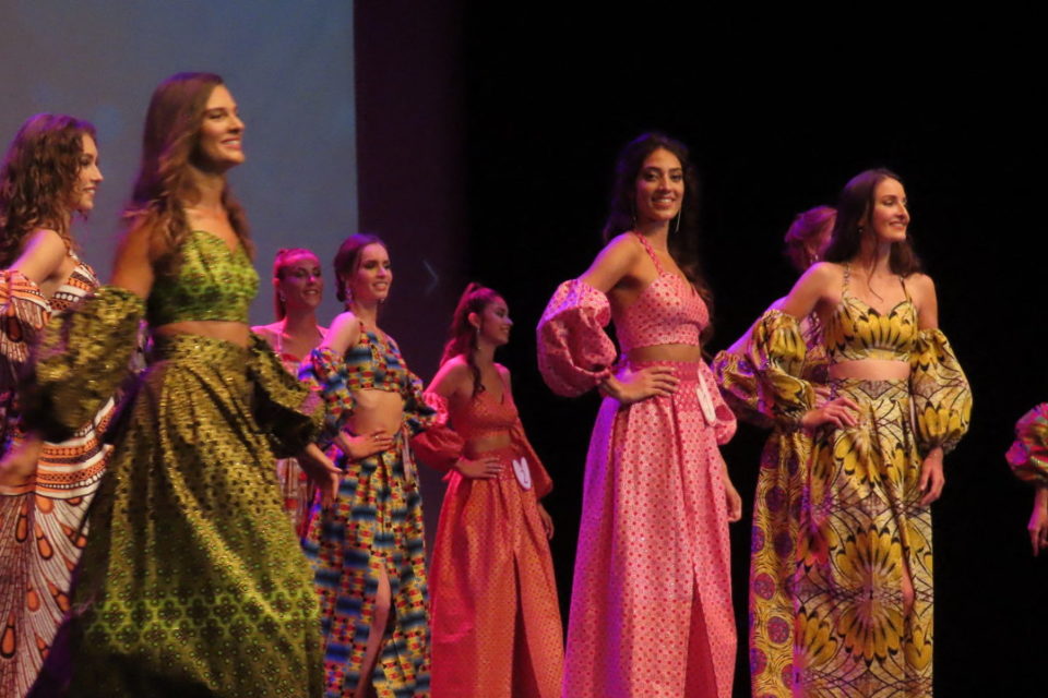 Les candidates ont défilé dans plusieurs tenues pour Miss Bretagne 2022
