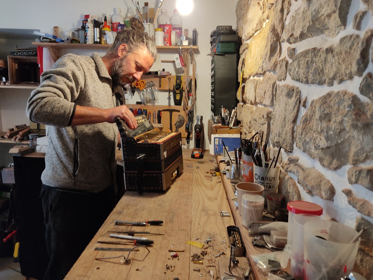 Dans son petit atelier, Maël Dahy consacre donc de longues heures à bichonner les instruments qu’on lui apporte.