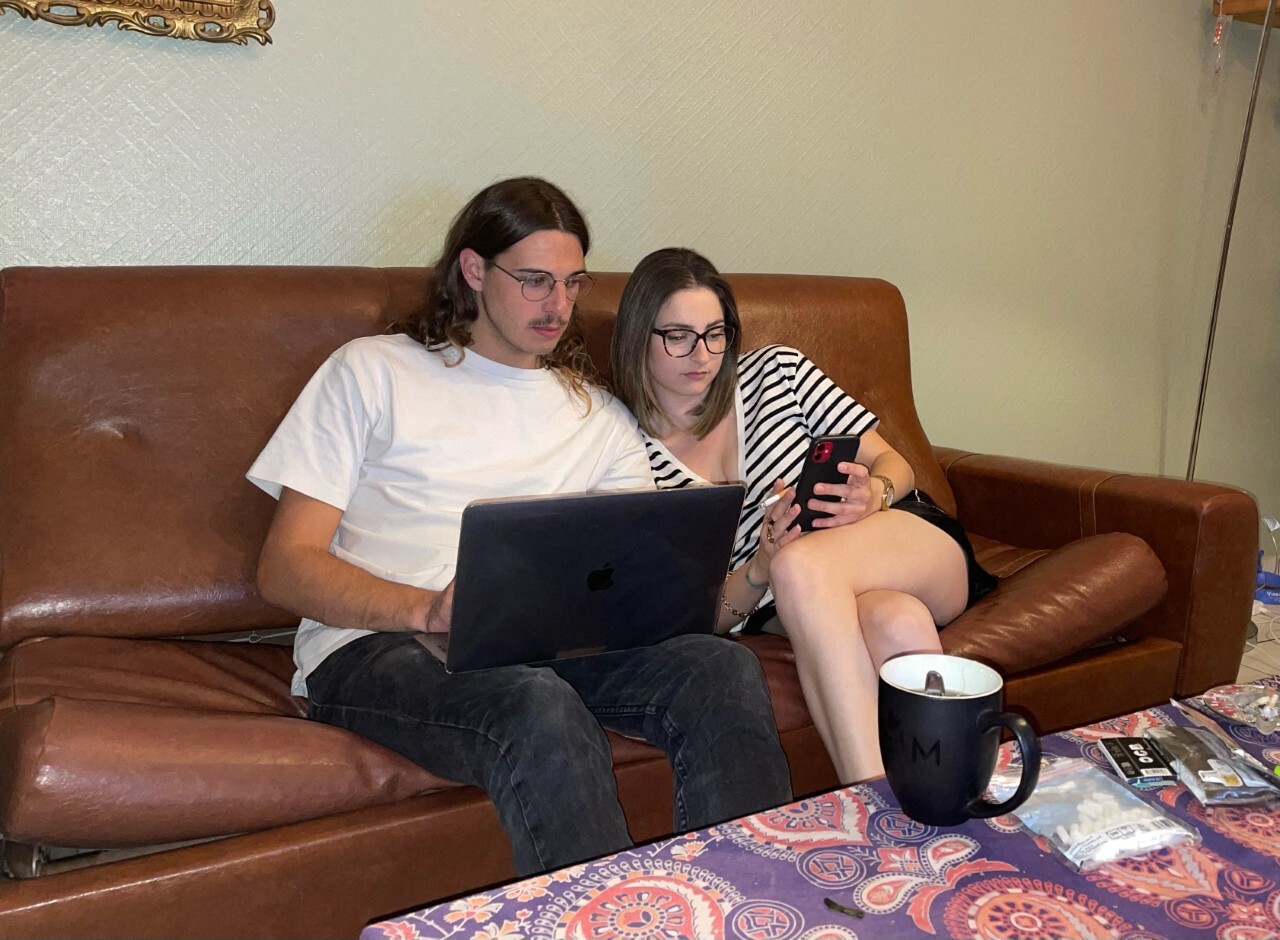 Walter et Alex, se soutiennent et s’échangent les annonces trouvées sur les différents sites, ne recherchant pas le même type de bien.