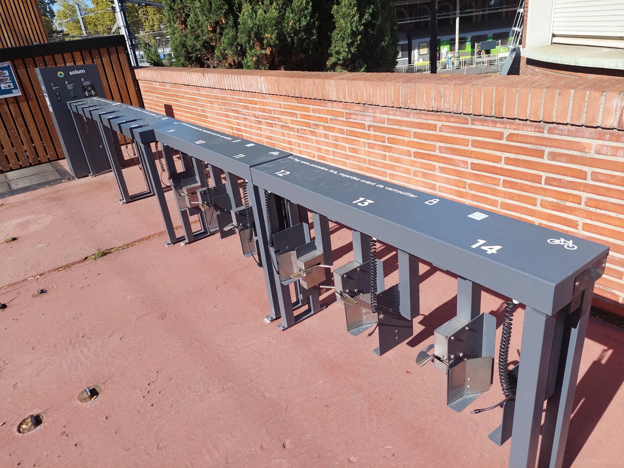 Ce sont les premières bornes de recharge pour vélos électriques qui ont fait leur apparition sur la voie publique, à Toulouse