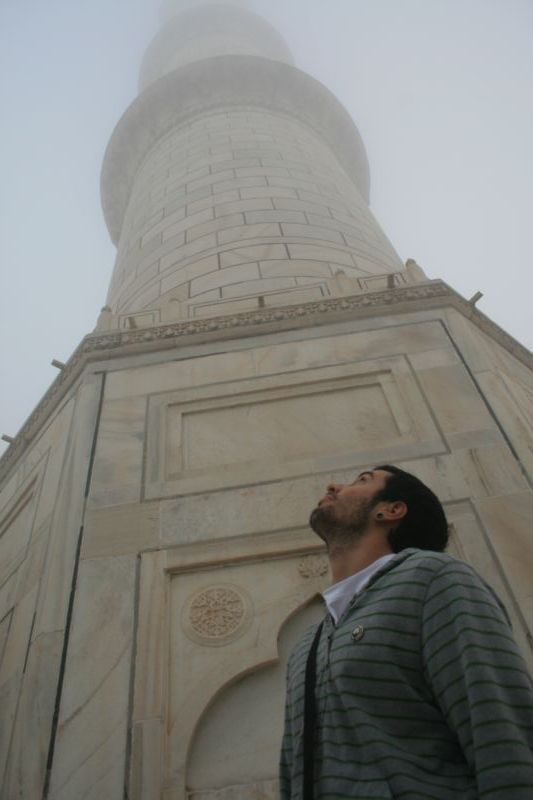Minaret of Taj Mahal with Fooooogi foooooogi :)
