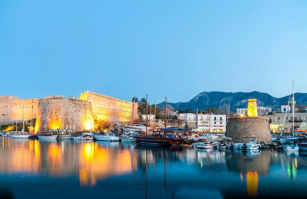 Girne Kalesi ve Eski Yat Limanı Girne Limanı görünümü – Kıbrıs’ta taksiyle kolay ulaşım sağlanan turistik bölge